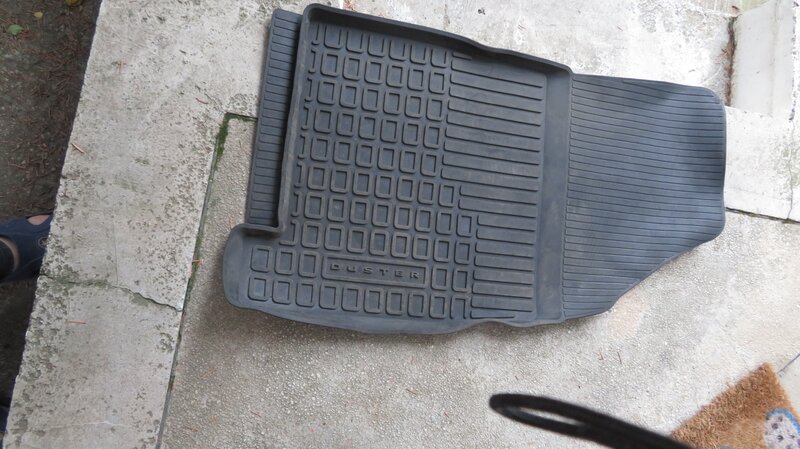 Vand covorase folosite pasager si locuri spate Duster -