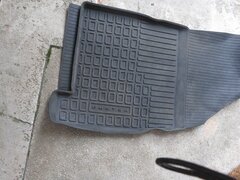 Vand covorase folosite pasager si locuri spate Duster -